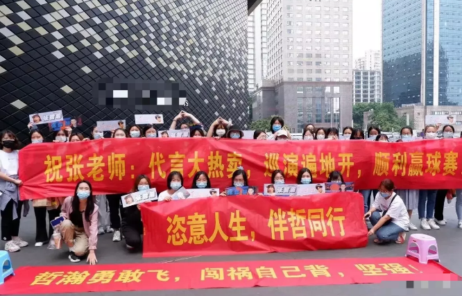  曼联租借巨星哑火，西汉姆平局终结连胜  